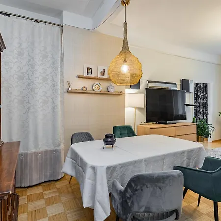 Steps From A Le Coq And Old Town Apartment