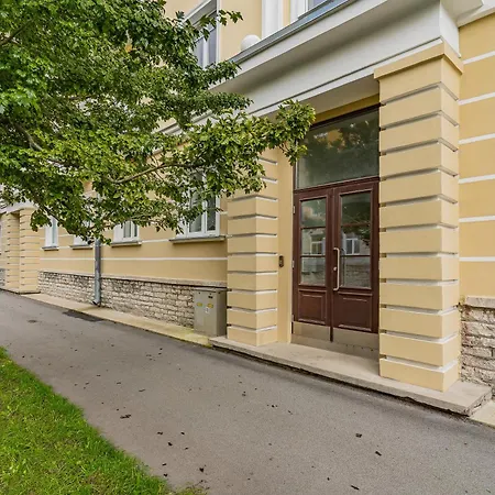 Steps From A Le Coq And Old Town Apartment